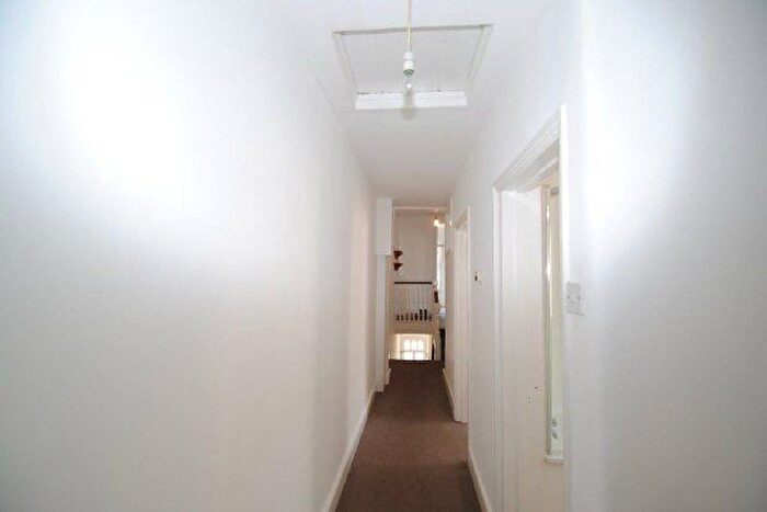 3 Bedroom Flat To Rent In Trinity Road, Wimbledon, SW19