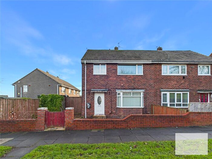 3 Bedroom Semi Detached House For Sale In Wealcroft, Leam Lane, Gateshead, NE10