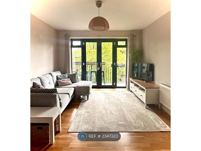 2 Bedroom Flat To Rent In Pembroke Lodge, London, SW16