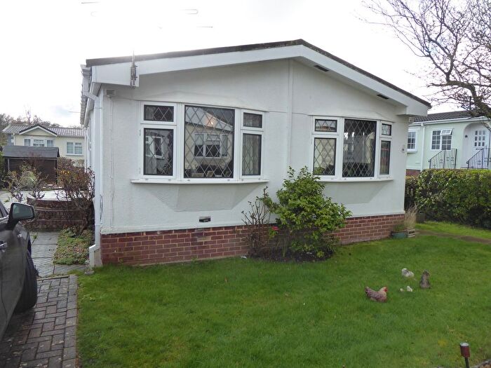 2 Bedroom Park Home For Sale In Orchard Park, Chieveley, Newbury, RG20