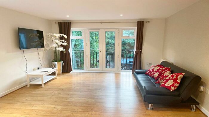 2 Bedroom Flat To Rent In Wey Road, Weybridge, KT13