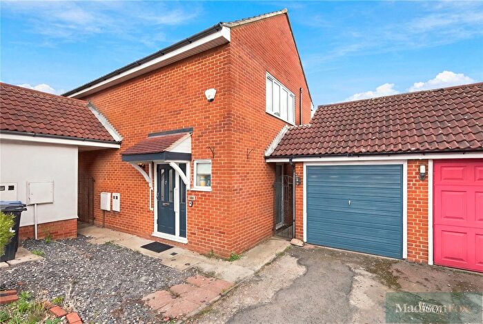 4 Bedroom Detached House For Sale In The Lindens, Loughton, Essex, IG10