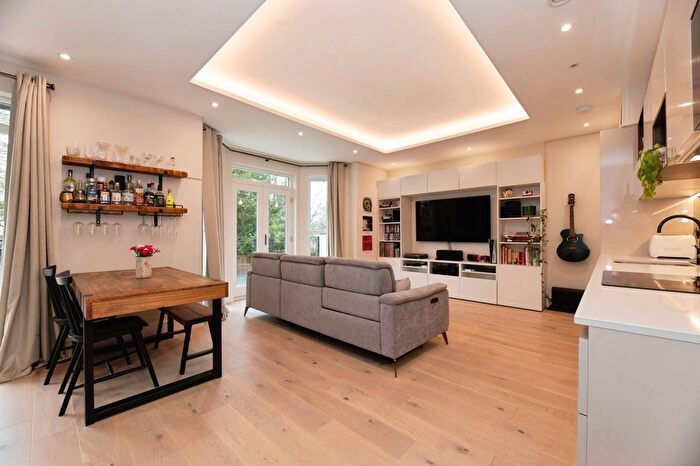 1 Bedroom Flat For Sale In Oak Hill Road, Surbiton, KT6