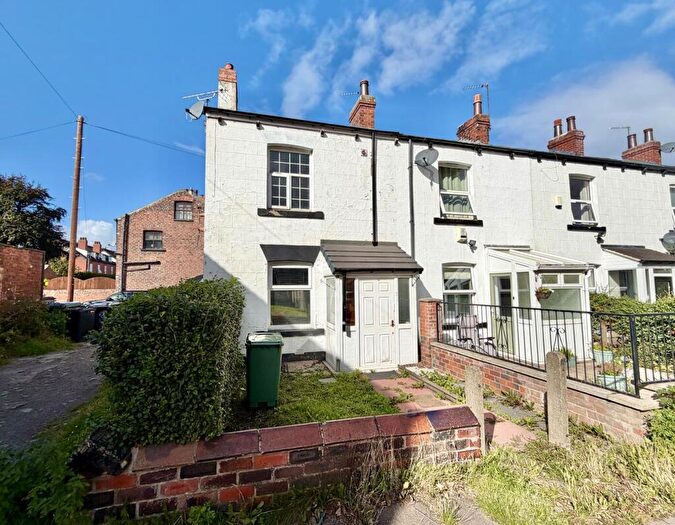 2 Bedroom Cottage For Sale In East View, Crossgates, Leeds, LS15