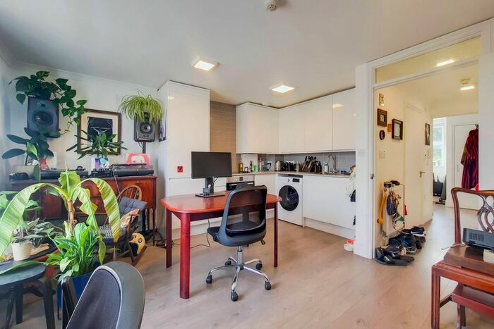 1 Bedroom Flat To Rent In Navarino Road, London Fields, London, E8