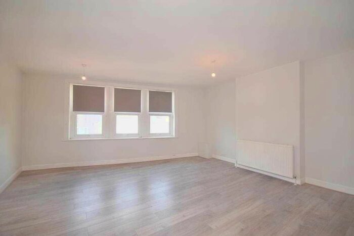 3 Bedroom Flat To Rent In Rushey Green, London, SE6