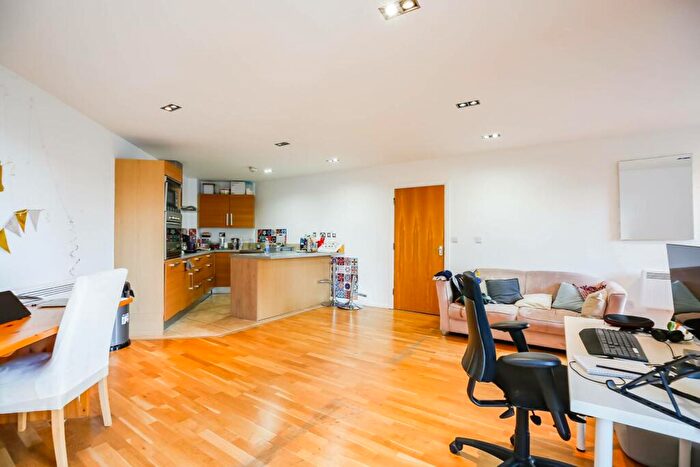 2 Bedroom Flat To Rent In City Tower, Canary Wharf, London, E14