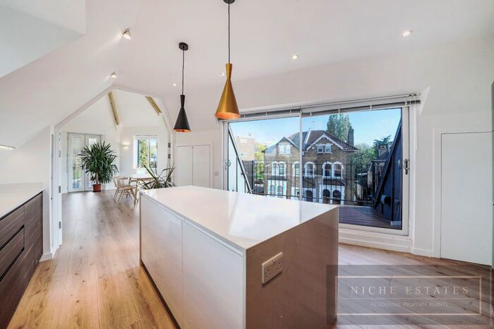 3 Bedroom Flat To Rent In Dollis Road, London, N3