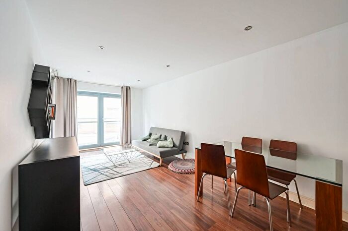 2 Bedroom Flat To Rent In Plumbers Row, Aldgate, London, E1