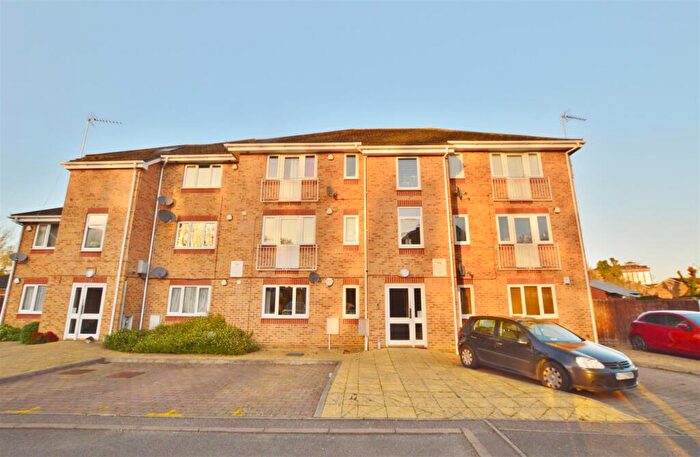 1 Bedroom Flat For Sale In Tyndale Mews, Slough, SL1