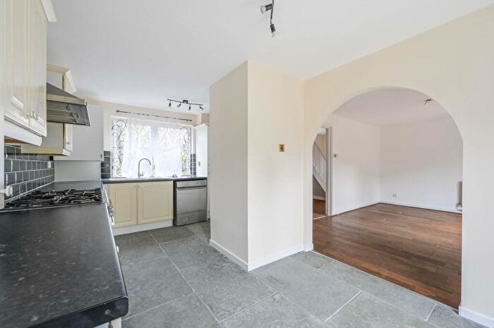 3 Bedroom Flat To Rent In Crofts Street, Tower Hamlets, London, E1
