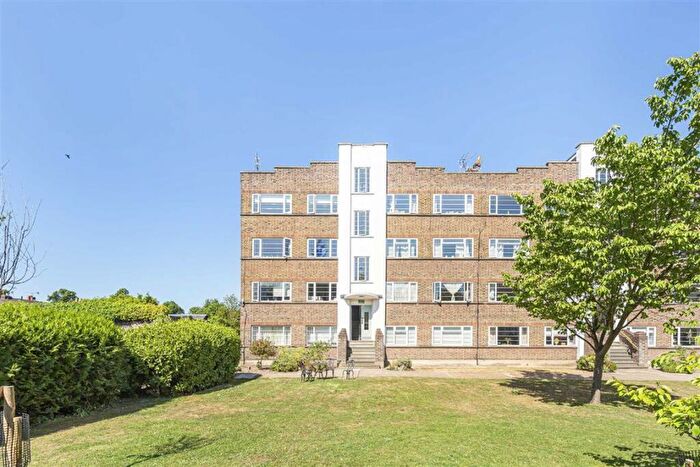 2 Bedroom Flat For Sale In Park Road, Hampton Wick, KT1