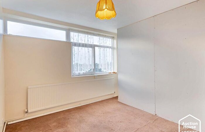2 Bedroom Flat For Sale In Flat Mayflower House, The Drive, Great Warley, Brentwood, Essex, CM13