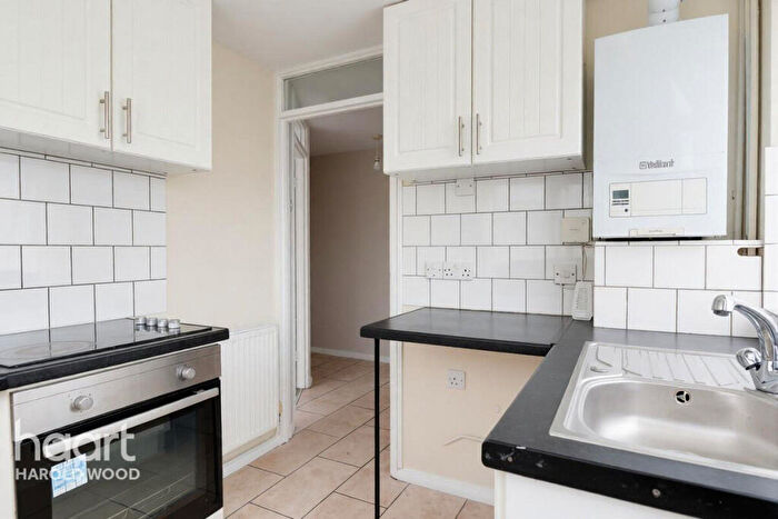 2 Bedroom Apartment For Sale In Fitzilian Avenue, Harold Wood, RM3