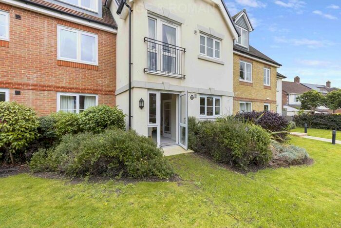 2 Bedroom Flat To Rent In Kingston Avenue, Leatherhead, KT22