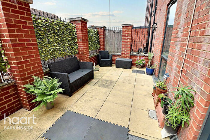 1 Bedroom Flat For Sale In Marine Crescent, Hainault, IG6