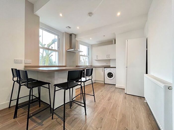3 Bedroom Flat To Rent In Alma Grove, London, SE1