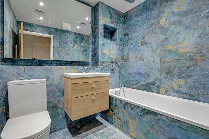 2 Bedroom Flat For Sale In Ashurst Close, Anerley, London, SE20