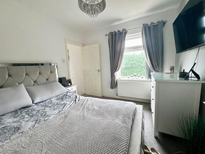 3 Bedroom Semi-Detached House For Sale In Woodfield Road, Dudley, DY3
