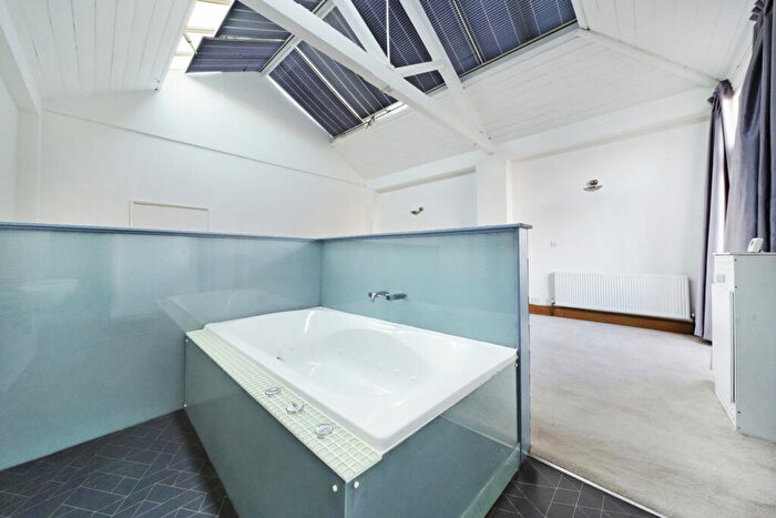 2 Bedroom Flat To Rent In Cross Street, Canonbury, N1