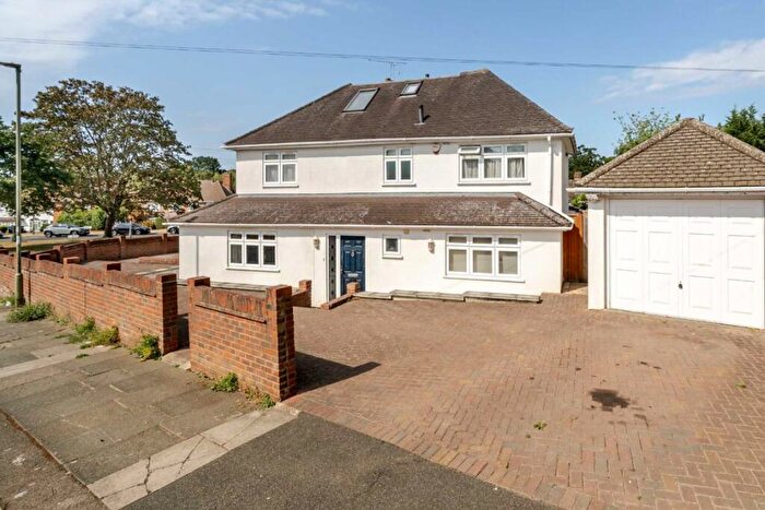 5 Bedroom House To Rent In Woodcote Avenue, Mill Hill, NW7