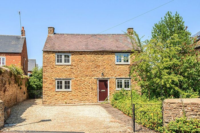 4 Bedroom Detached House For Sale In Wales Street, Kings Sutton, OX17