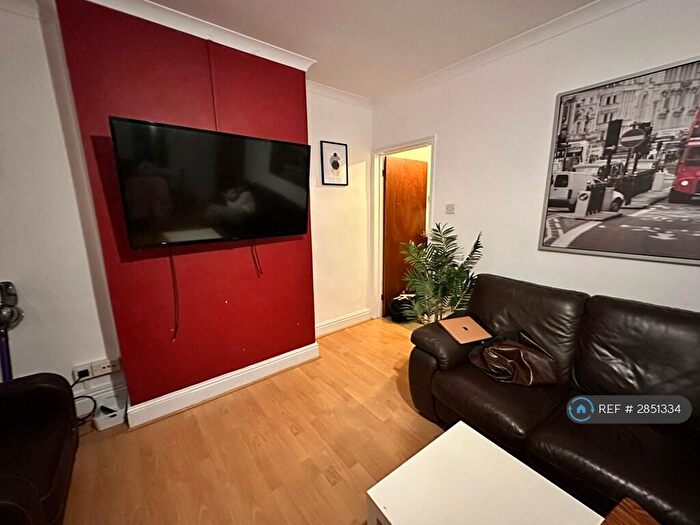 3 Bedroom Flat To Rent In Milton Road, Southampton, SO15