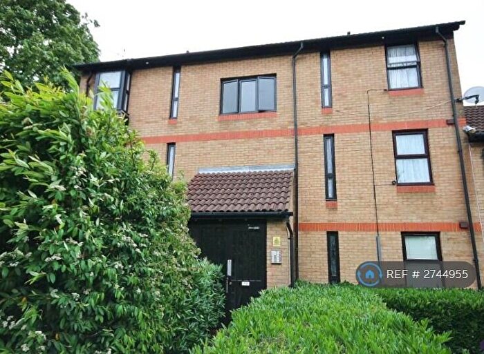 Studio To Rent In Shinners Close, London, SE25