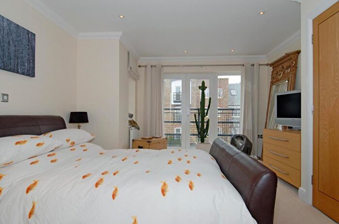 2 Bedroom Flat To Rent In Dowgate House, Whittets Ait, Weybridge, KT13