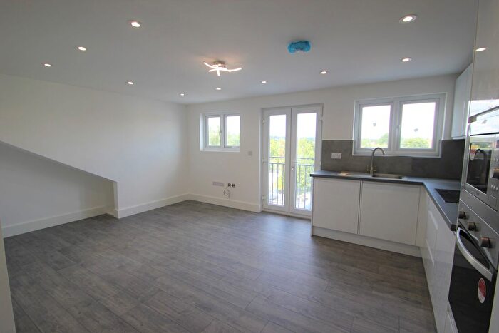 1 Bedroom Flat To Rent In Collier Row Road, RM5