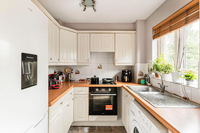 2 Bedroom Flat To Rent In Brimfield Road, RM19