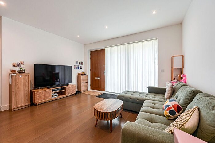 3 Bedroom Flat To Rent In Handley Drive, Kidbrooke, London, SE3