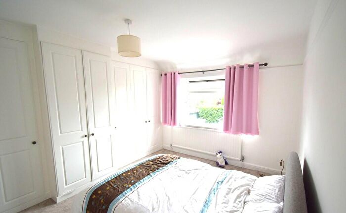 3 Bedroom Semi-Detached House To Rent In Enfield Road, Enfield, EN2