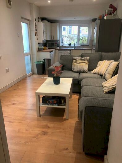 5 Bedroom Property To Rent In Dogfield Street, Cathays, Cardiff, CF24