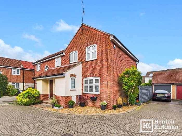 3 Bedroom Semi Detached House For Sale In Arundel Close, Billericay, Essex, CM12
