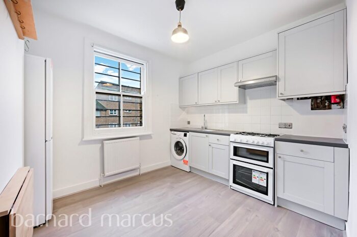 3 Bedroom Flat To Rent In Battersea Rise, Clapham Junction, London, SW11