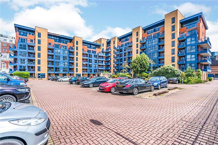 2 Bedroom Apartment For Sale In Canute Road, Southampton, Hants, SO14