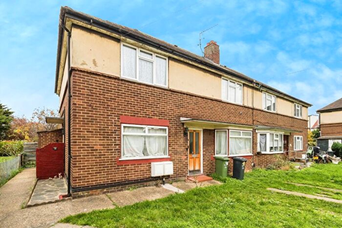 2 Bedroom Maisonette For Sale In Pavet Close, Dagenham, RM10