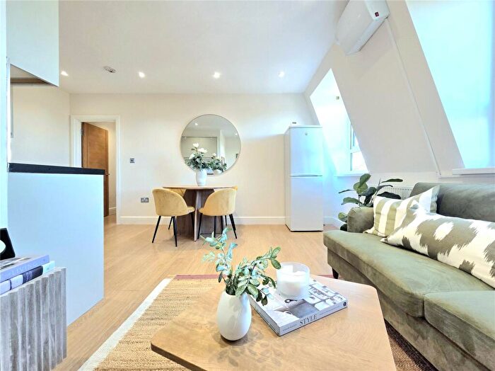2 Bedroom Flat For Sale In Eastwood Close, South Woodford, E18