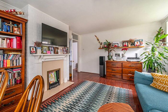 2 Bedroom Flat For Sale In Brading Crescent, Aldersbrook, London, E11