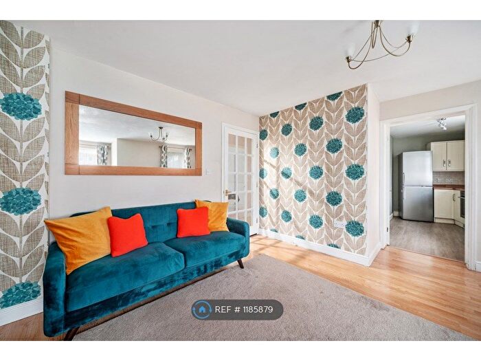 2 Bedroom Flat To Rent In Macmillan Way, London, SW17