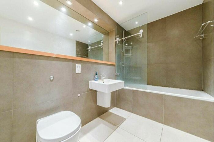 2 Bedroom Apartment To Rent In Mastmaker Road, London, E14