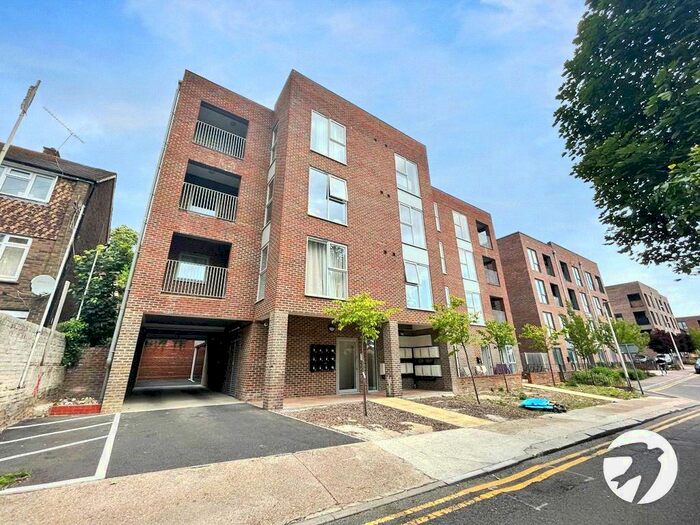 2 Bedroom Flat To Rent In Cross Street, Chatham, Kent, ME4