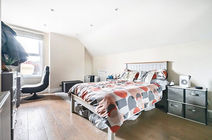 1 Bedroom Flat To Rent In High Street, Bovingdon, Hemel Hempstead, Hertfordshire, HP3