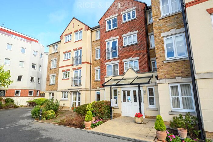 1 Bedroom Flat For Sale In Ash Lodge, Walton On Thames, KT12