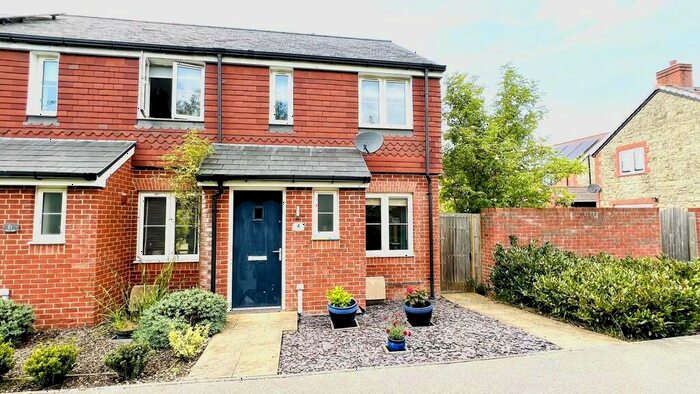 2 Bedroom End Of Terrace House For Sale In Otter Walk, Petersfield, Hampshire, GU32