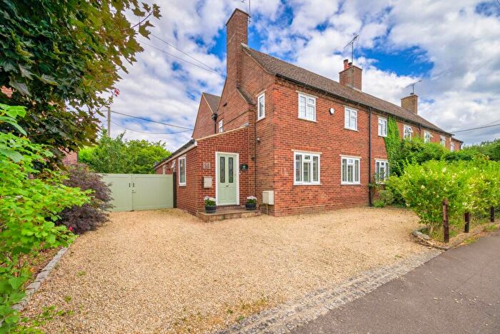 4 Bedroom Semi Detached House For Sale In Chazey Close, Reading, RG4