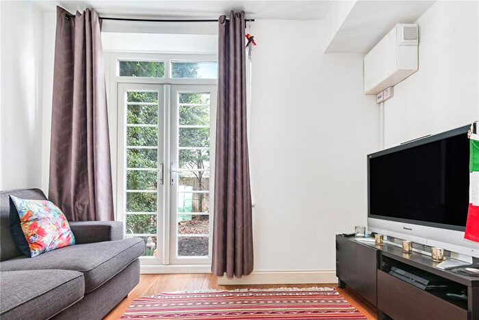 2 Bedroom Flat To Rent In Timbrell Place, London, SE16