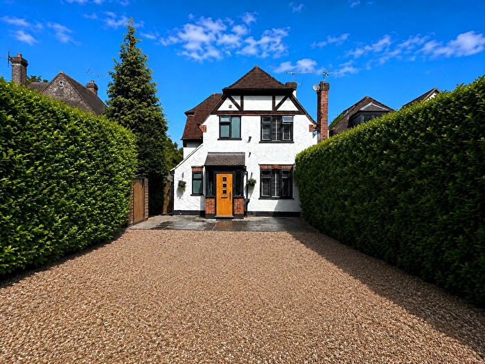 3 Bedroom Detached House For Sale In Old Woking Road, West Byfleet, KT14