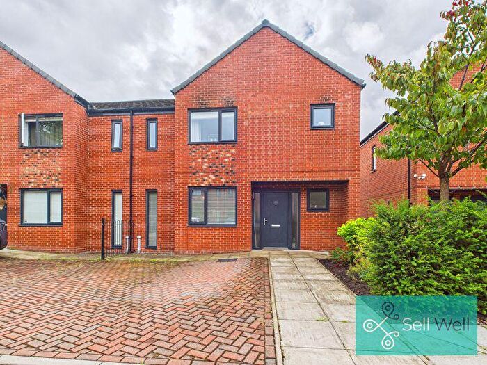 3 Bedroom Semi-Detached House For Sale In Magnalls Fold Close, Worsley, Manchester, M28